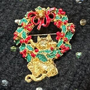 Danecraft Dangling Cat Christmas Wreath Brooch -EUC